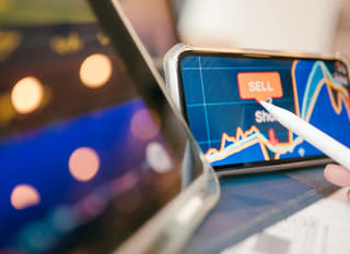 Analista multimercado avaliando alternativas em Bitcoin, Ethereum e forex